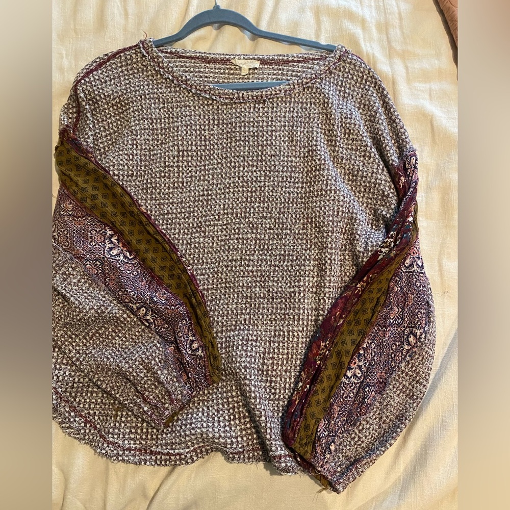 Thin sweater with pattern sleeves